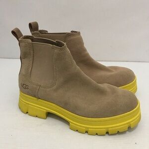 UGG Ashton Chelsea Boot Size 9